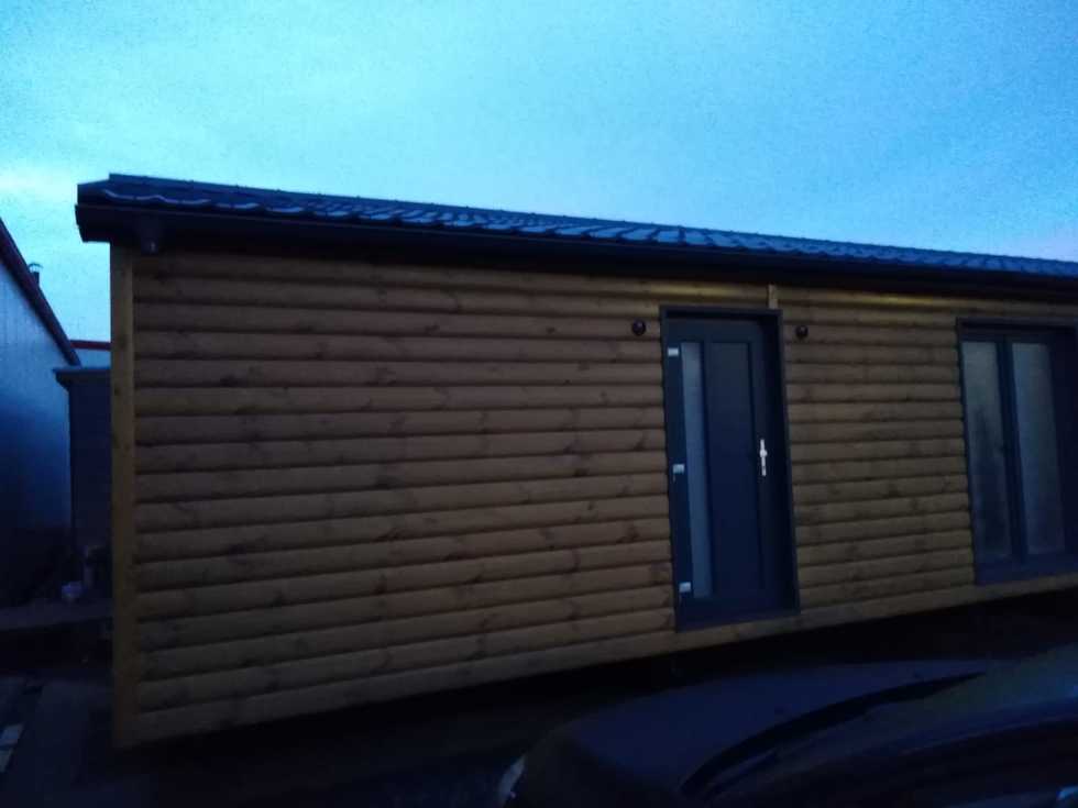 Mobilní dům se sedlovou střechou, obklad imitace srubu